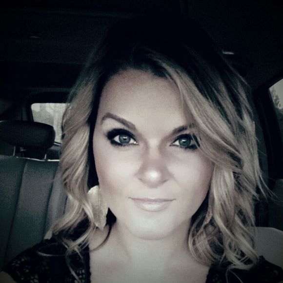 Profile Picture of Kim Rolfer (@kimmieposhable) on Poshmark