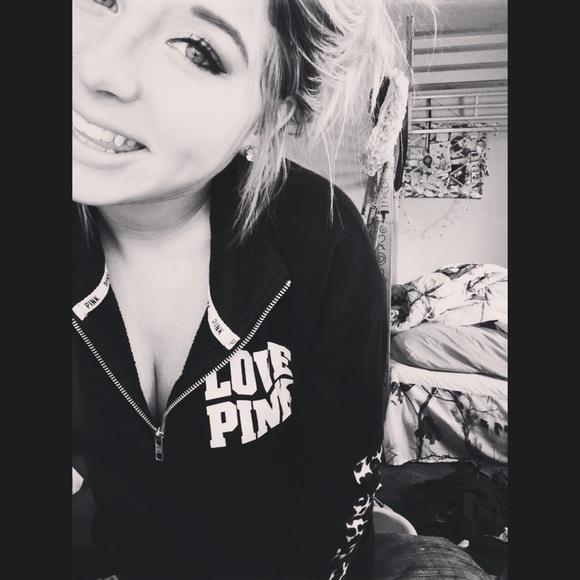 Profile Picture of Megan Andrakowicz (@meganleigh8498) on Poshmark