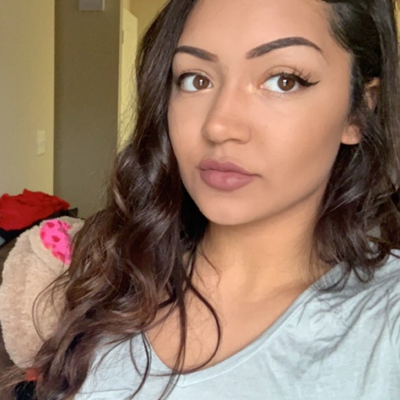 Profile Picture of Brianna Buford (@bbuford) on Poshmark
