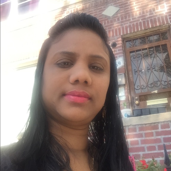 Profile Picture of Salome Singh (@salomesingh1978) on Poshmark