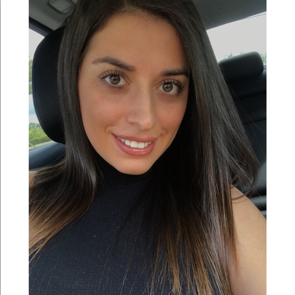 Profile Picture of Viviana Fallacaro (@vivianaf4) on Poshmark