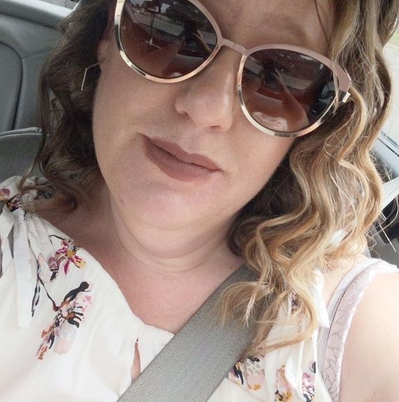 Profile Picture of Debbie Niles (@picklebuggy) on Poshmark