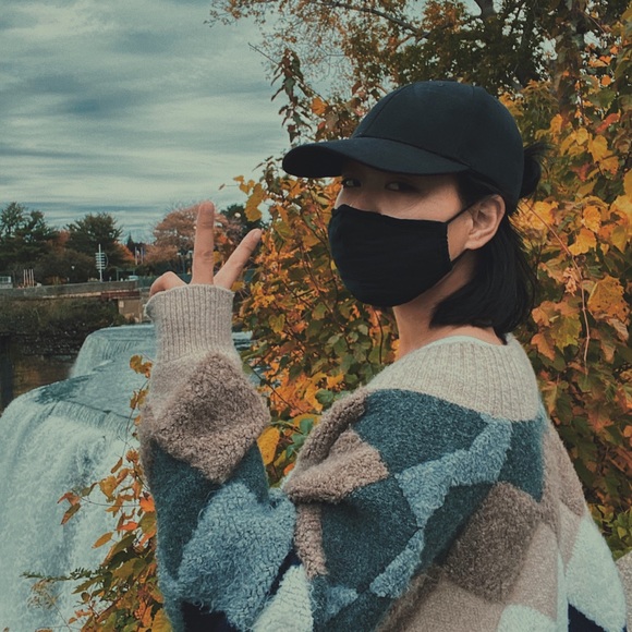 Profile Picture of Ruby Zhang (@n0odlemo0dle) on Poshmark