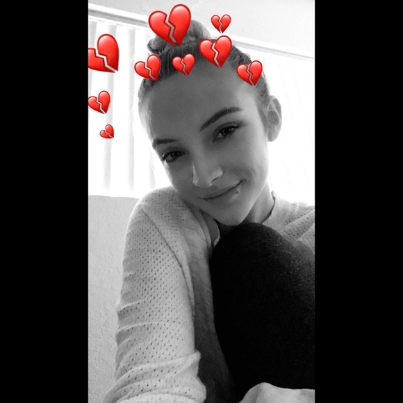 Profile Picture of Lorelye Keeling (@lorelyek) on Poshmark