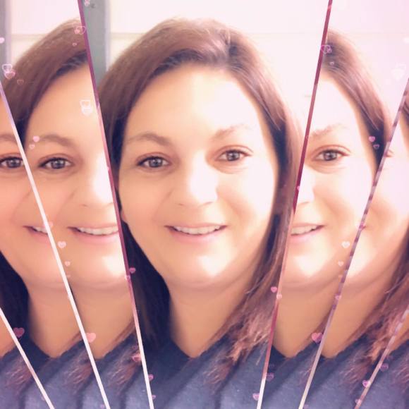 Profile Picture of April Gannon (@aprilgannon) on Poshmark