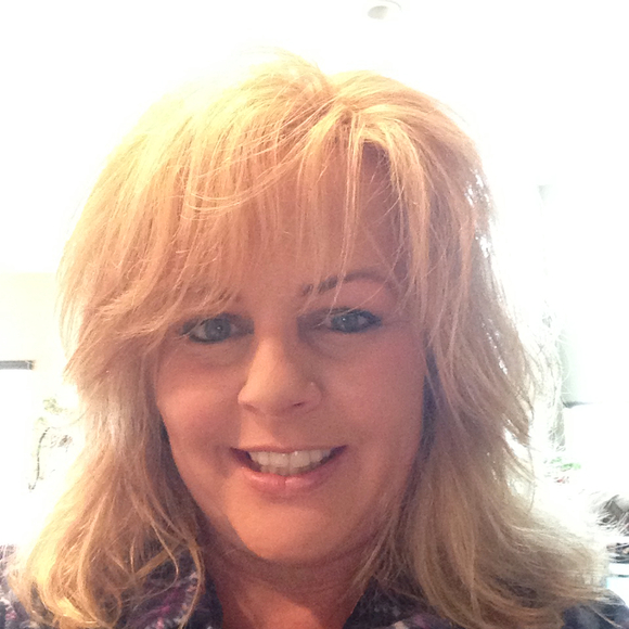 Profile Picture of Bobbie Heilbronner (@danibobbie) on Poshmark