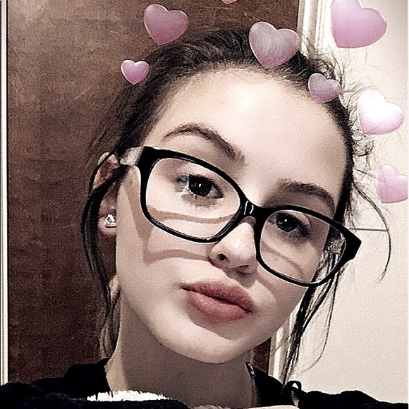 Profile Picture of Wendy Foutch (@wendy2342) on Poshmark