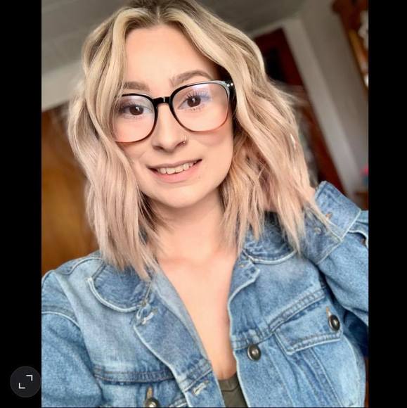Profile Picture of Cassandra Lang (@cassndramarie) on Poshmark