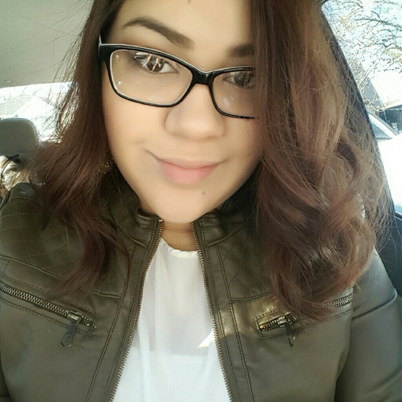 Profile Picture of Sabrina Mindiola (@sabrinamindi54) on Poshmark