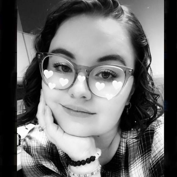 Profile Picture of Mallory Perham (@mal_perham) on Poshmark