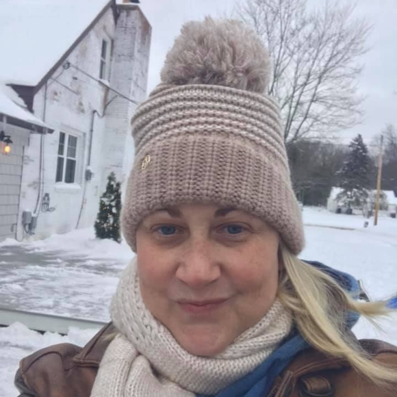 Profile Picture of Kelly Ayers-gary (@kgary113) on Poshmark