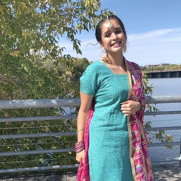 Profile Picture of Navreet Kaur (@navkkk) on Poshmark