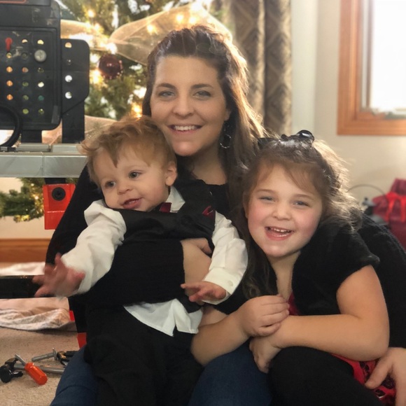 Profile Picture of Danielle Elston (@danielleelston) on Poshmark