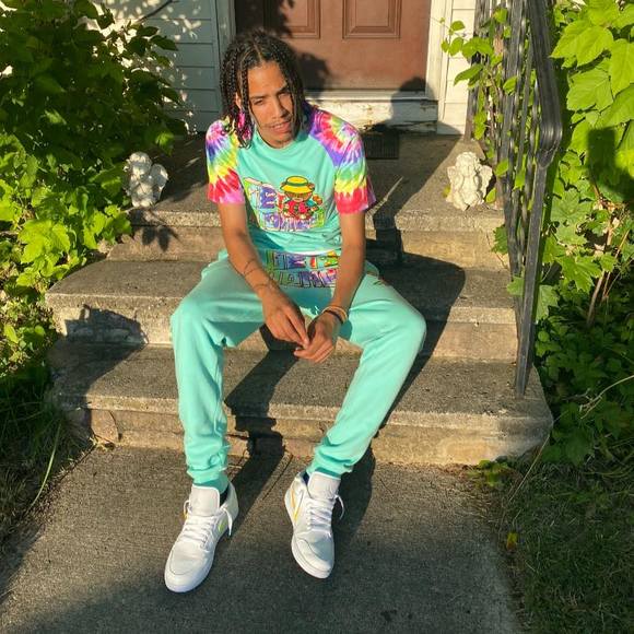 Profile Picture of Victor Tarson (@victortarson) on Poshmark