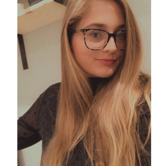 Profile Picture of Taylor Hilyer (@taylorhilyer) on Poshmark