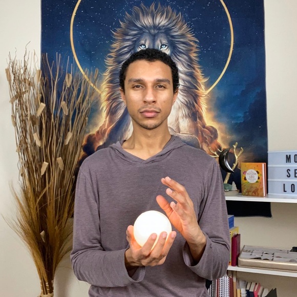 Profile Picture of Eric Holt (@kingheiric) on Poshmark