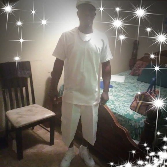 Profile Picture of Johnathan Bays (@johnathanbays) on Poshmark