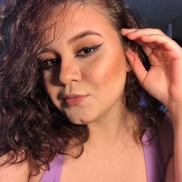 Profile Picture of Sammy Silva (@sammyoli) on Poshmark