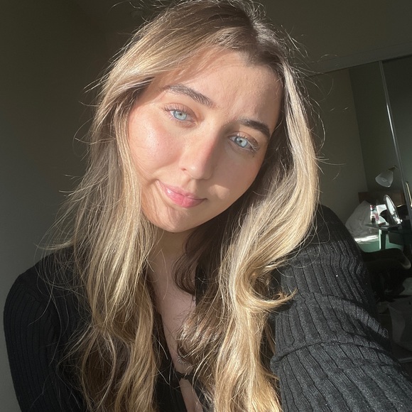 Profile Picture of Emma Kealey (@emgraceee) on Poshmark