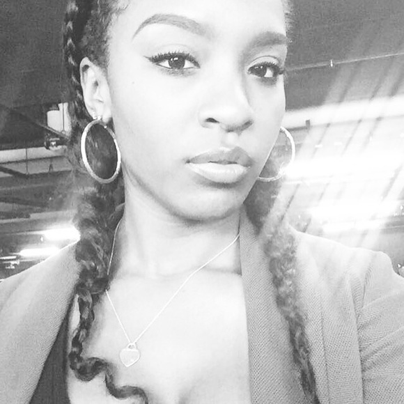 Profile Picture of Riana Runnells (@rianaaa) on Poshmark