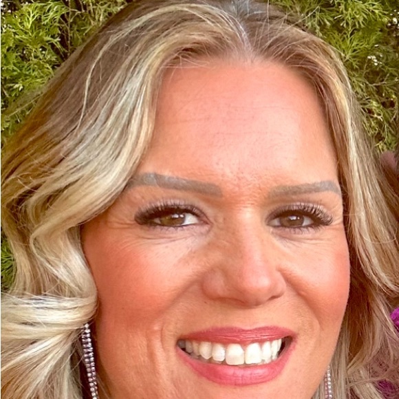 Profile Picture of Jennifer Rulapaugh (@jrulapaugh) on Poshmark