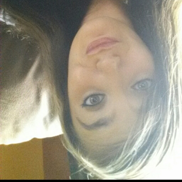 Profile Picture of Amber Brinsko (@brinskoamber) on Poshmark