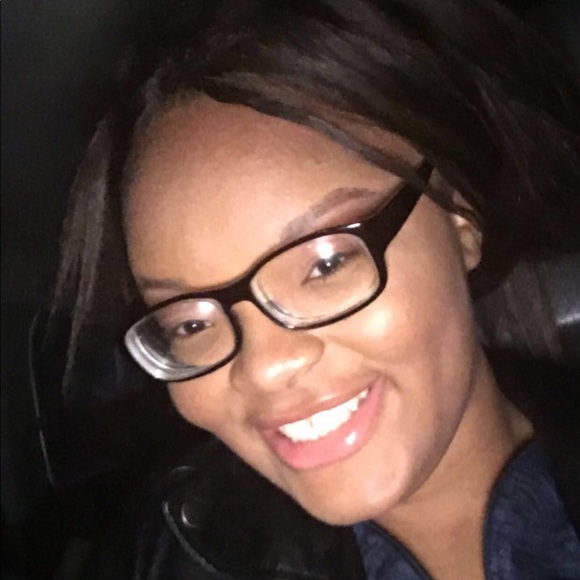 Profile Picture of April Saria (@aprilsariaxo) on Poshmark