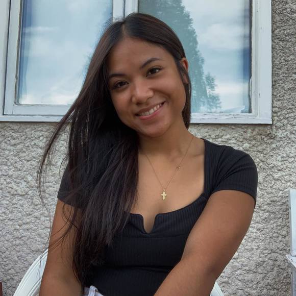 Profile Picture of Samantha Mabini (@mstmabini) on Poshmark