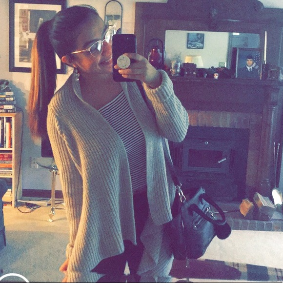 Profile Picture of Lisa Botello (@lbot2000) on Poshmark
