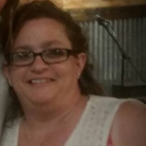Profile Picture of Shelly Andrews (@shellyandrews50) on Poshmark