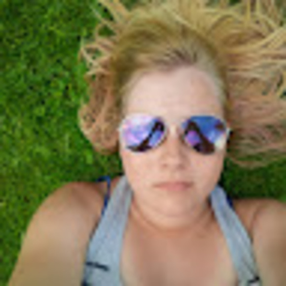 Profile Picture of Alexa Connors (@alexa_connors) on Poshmark