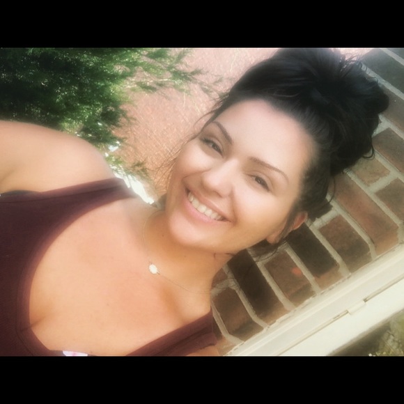 Profile Picture of Cassandra Snelling (@crichardella08) on Poshmark