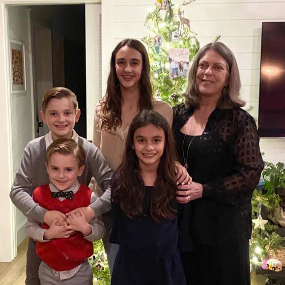 Profile Picture of Eliana Bodolay (@ebodolay) on Poshmark