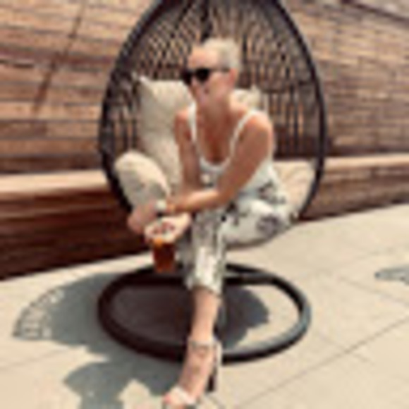 Profile Picture of Kourtney Thalgott (@stylistkourtney) on Poshmark