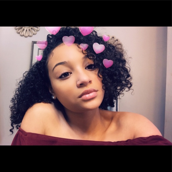 Profile Picture of Mikela Ross (@mikelarosa22) on Poshmark
