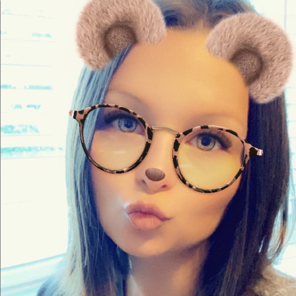 Profile Picture of Emilee Moore (@emileeluellen) on Poshmark