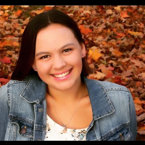 Profile Picture of Erica Kiewel (@class_16) on Poshmark