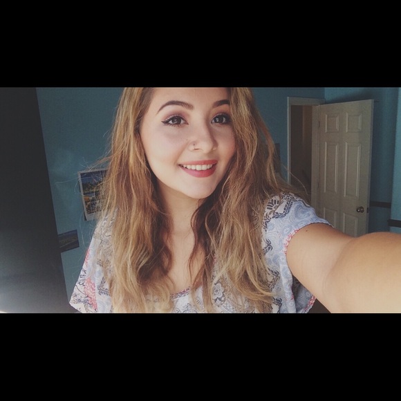 Profile Picture of Claudia Clark (@cclarrkk) on Poshmark