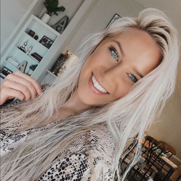 Profile Picture of Allison Honeycutt (@alli_honeycutt) on Poshmark