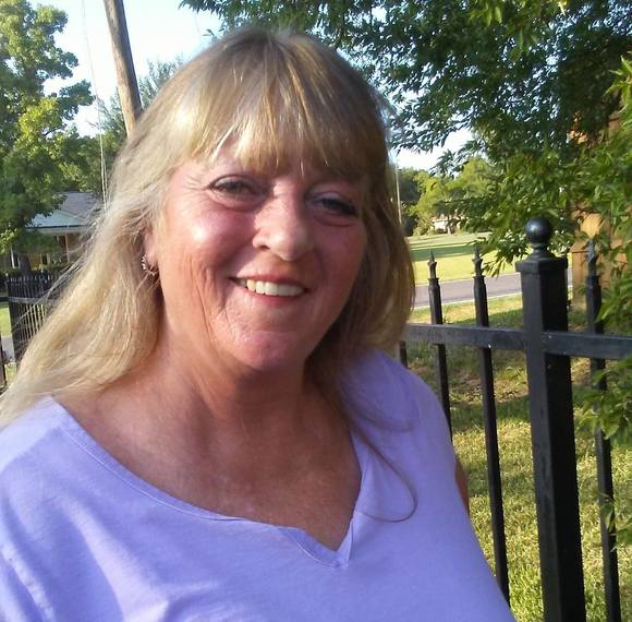 Profile Picture of Dee Garrett (@deex180) on Poshmark
