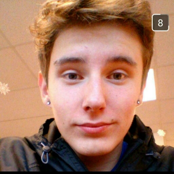 Profile Picture of Steffe Uhl (@steffen202) on Poshmark
