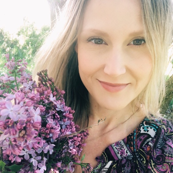 Profile Picture of Alice King (@aliceking69) on Poshmark