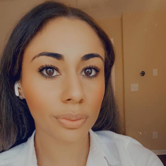 Profile Picture of Cristal Perez (@crissyp1122) on Poshmark