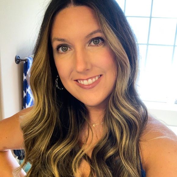 Profile Picture of Amanda Bowling (@shmanda71) on Poshmark