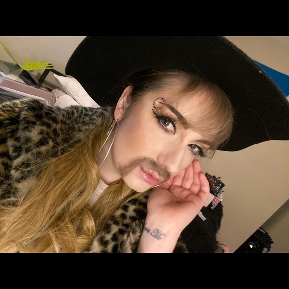 Profile Picture of Ellen Claire (@bbygrll) on Poshmark