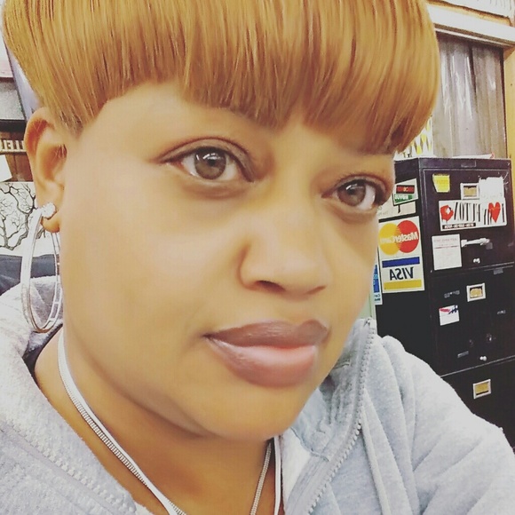 Profile Picture of Audrey Thomas (@b_r_o_w_neyes) on Poshmark