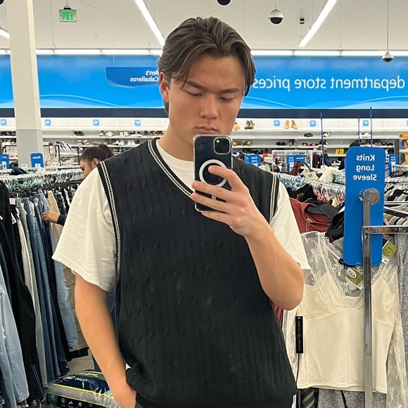 Profile Picture of Hudson Conners (@fiend4free) on Poshmark