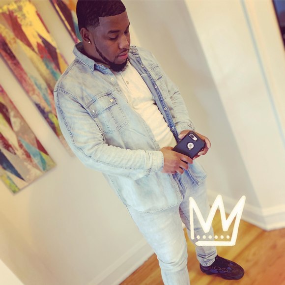 Profile Picture of Live Lavish (@livelavish) on Poshmark