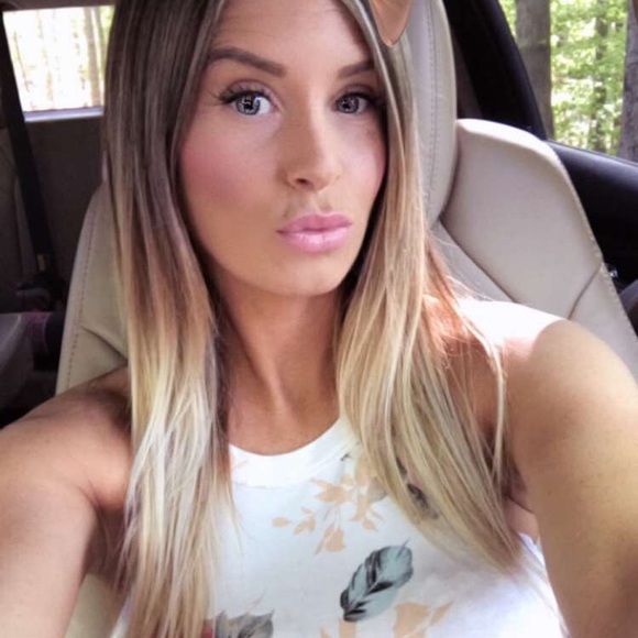 Profile Picture of Brittney Labretone (@bnlabretone) on Poshmark