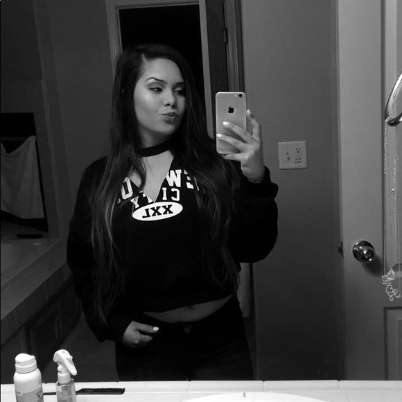 Profile Picture of Evalin Mota (@evsmota) on Poshmark